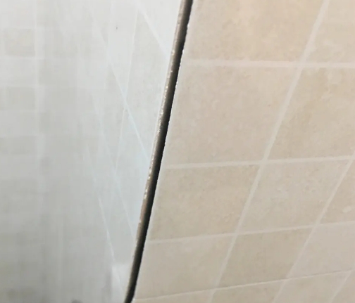 红旗瓷砖空鼓维修公司分享阳台瓷砖脱落的修复过程可以分为以下几个步骤