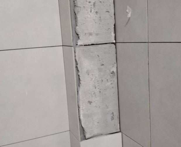 红旗瓷砖空鼓维修公司分享下瓷砖施工前基层浇水润湿程度不足，可能导致以下问题